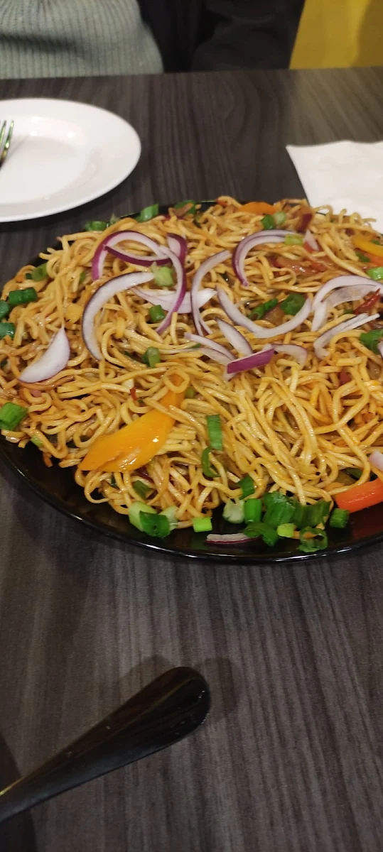 Schezwan Chicken Noodles, Les Momos