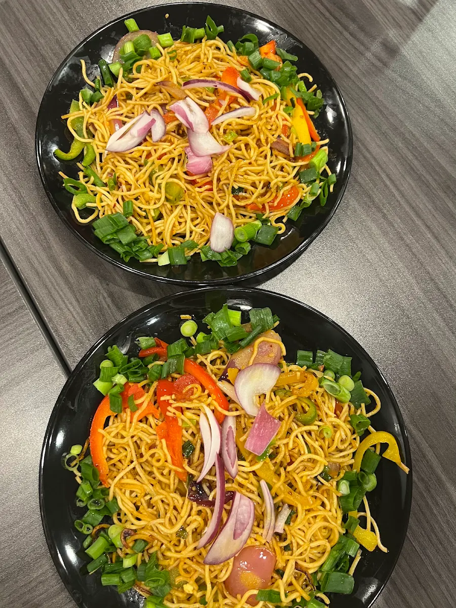 Veg Chilli Garlic Noodles, Les Momos