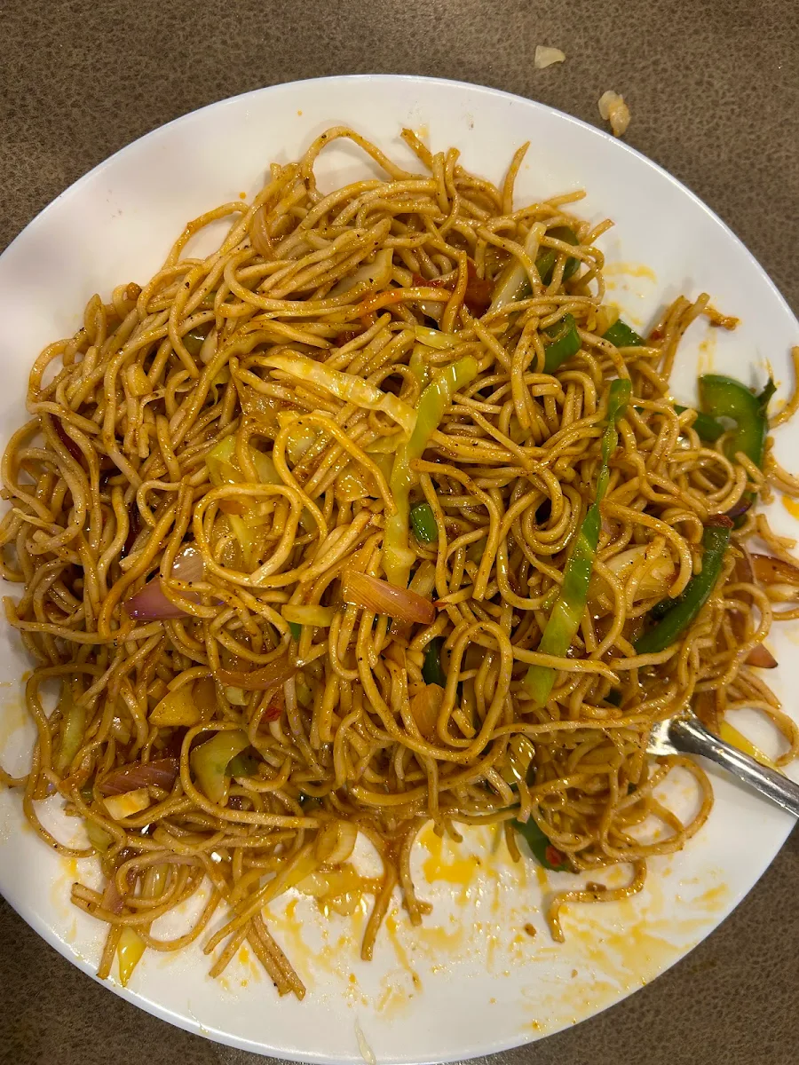 Veg Schezwan Noodles, Les Momos