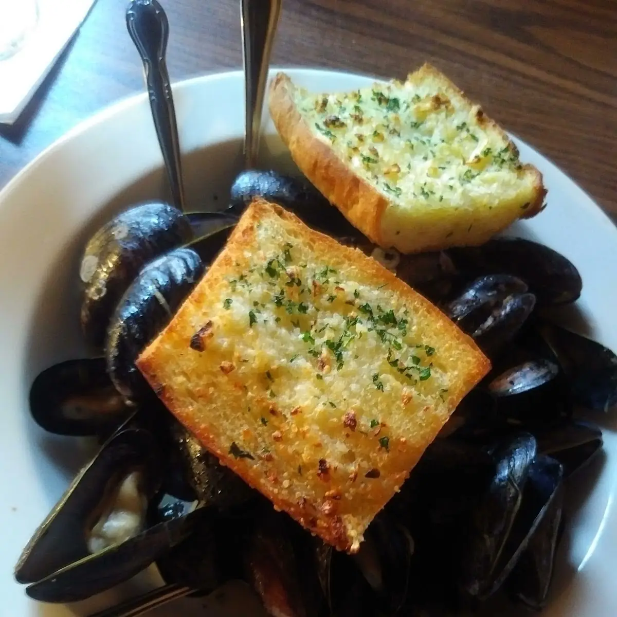 Steamed Mussels with Garlic Bread