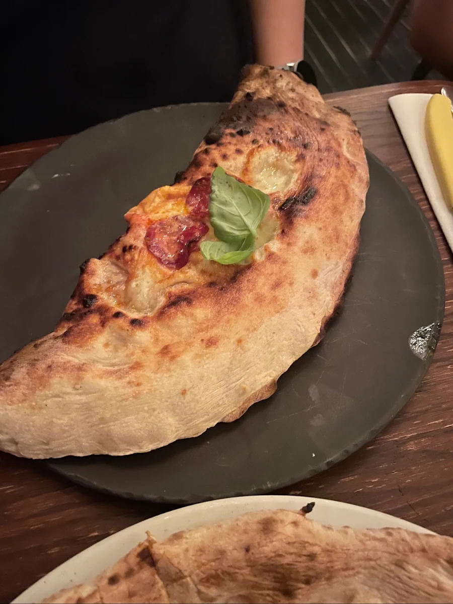 Calzone Salami & Ricotta Salami & Ricotta Calzone, Pizzéria NO.900