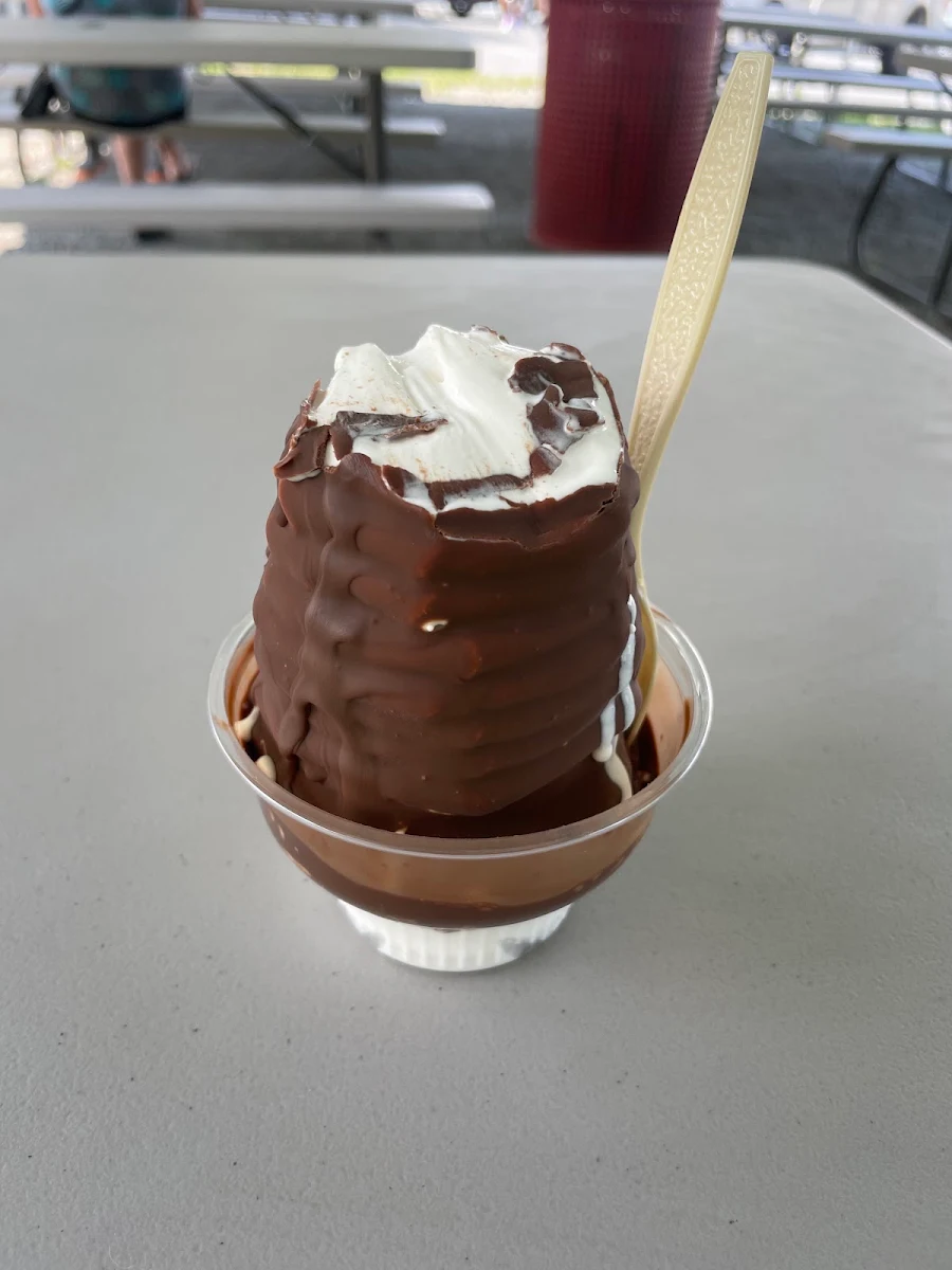 Vanilla Soft Serve w Chocolate Dip