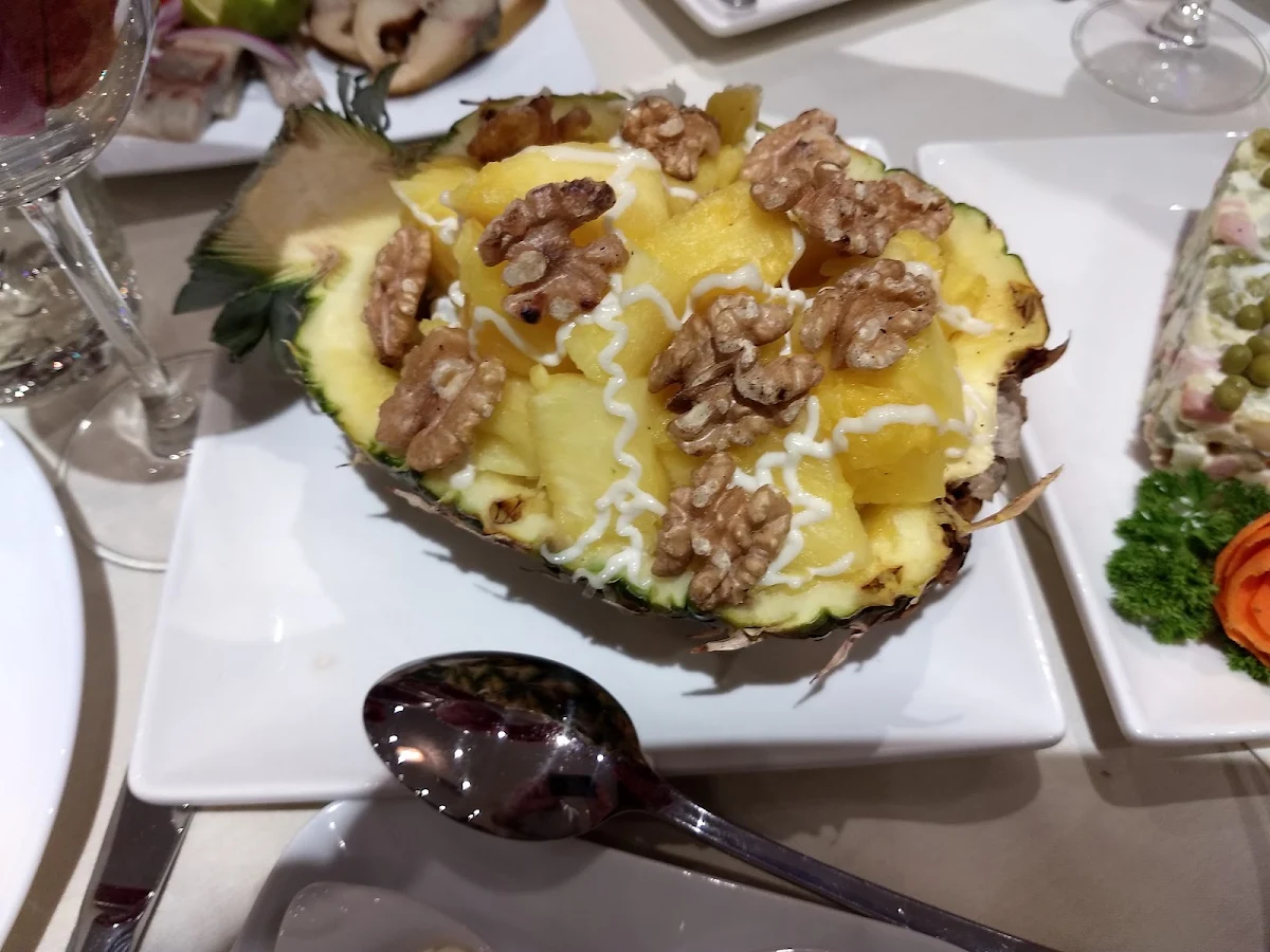 салат в ананасе