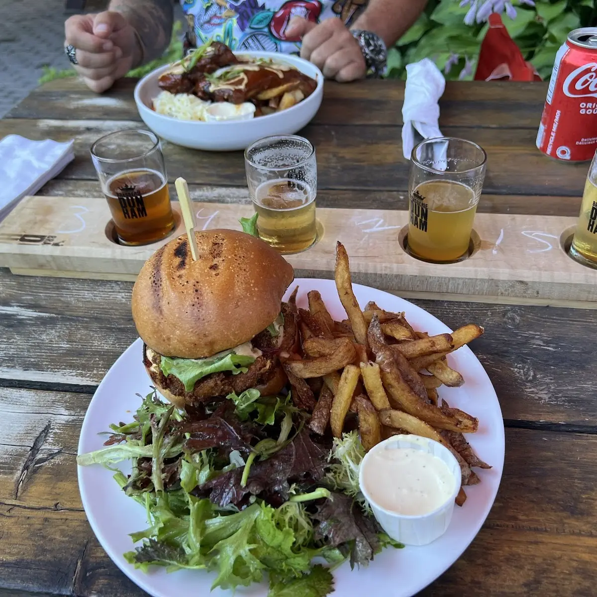 Chicken Burger & Cheeseburger, Brasserie Dunham / Pub & Boutique