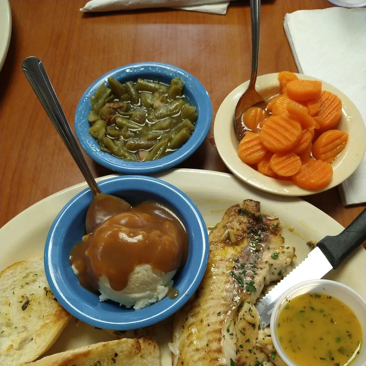Grilled Tilapia with Green Beans Mashed Potatoes and Garlic Bread