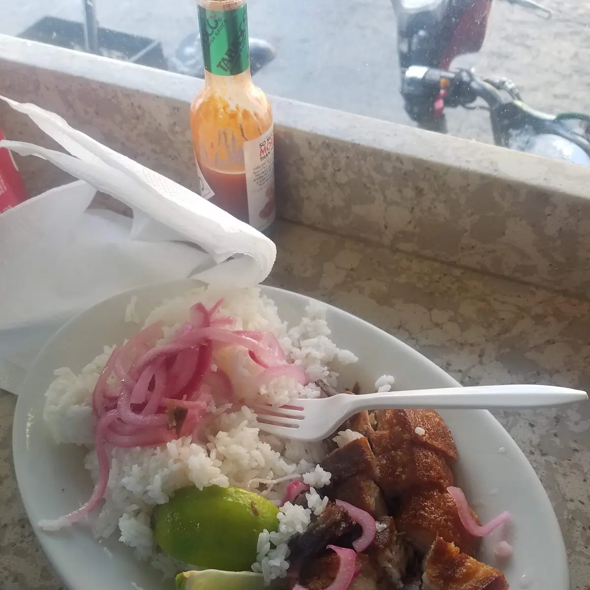 Chicharrones Con Arroz Blanco