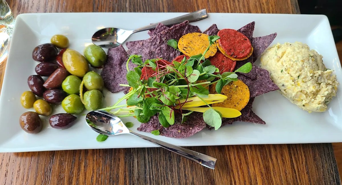 Olives Chips and Venus Dip, Sõl Kitchen