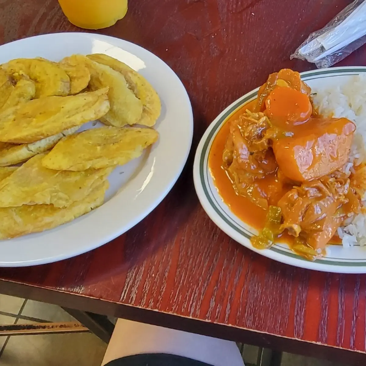 Pollo Guisado Con Tostones