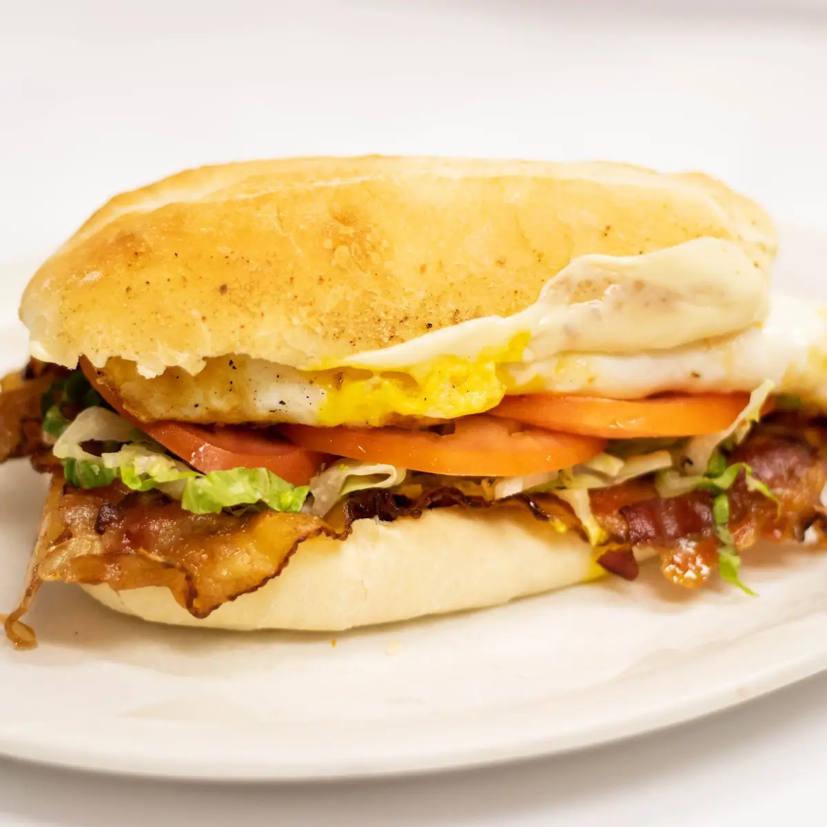 Sándwich de Tocino Huevo Y Queso Bacon Egg & Cheese Sandwich
