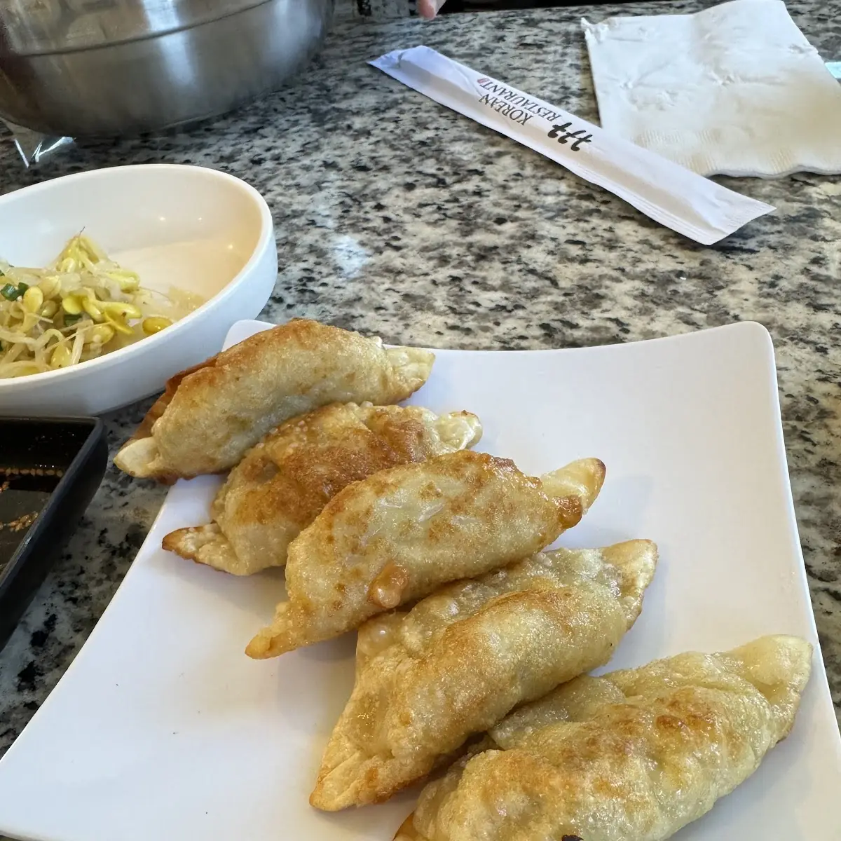 군만두 / Fried Dumplings (6 Pieces)