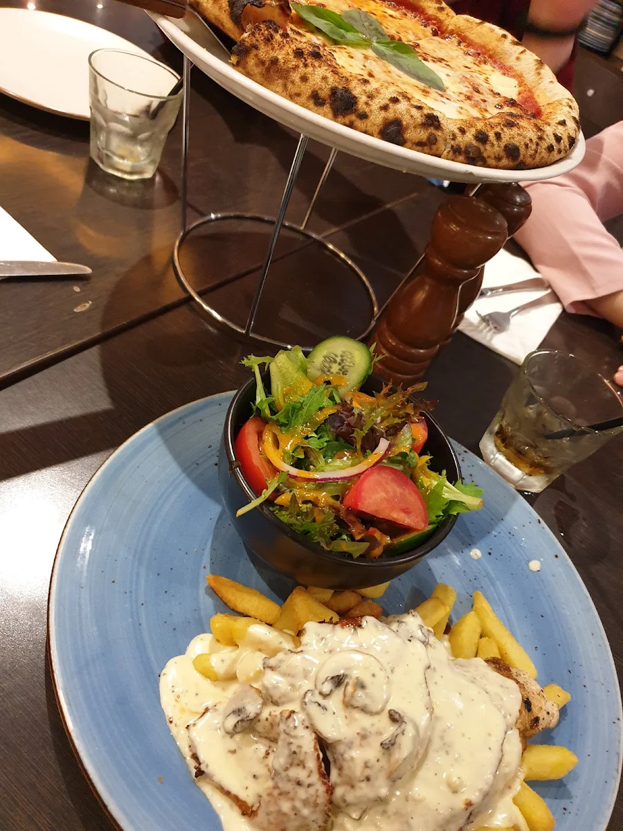 Chicken Funghi, SparQling Pizza & Grill