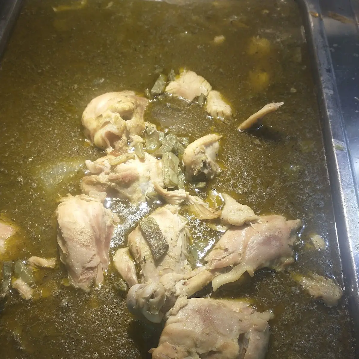 Pollo Con Nopales En Salsa Verde
