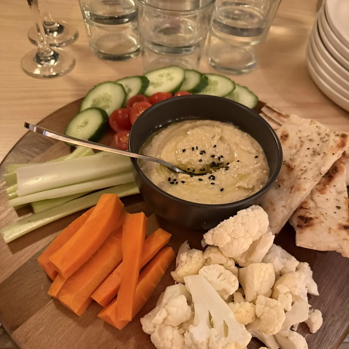 Crudité & Garlic Hummus Dip