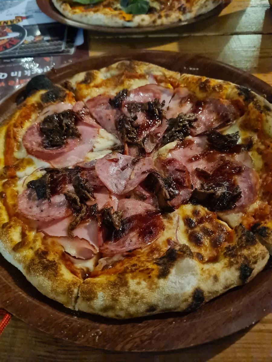 Capricciosa, Pizza Loca Cantina
