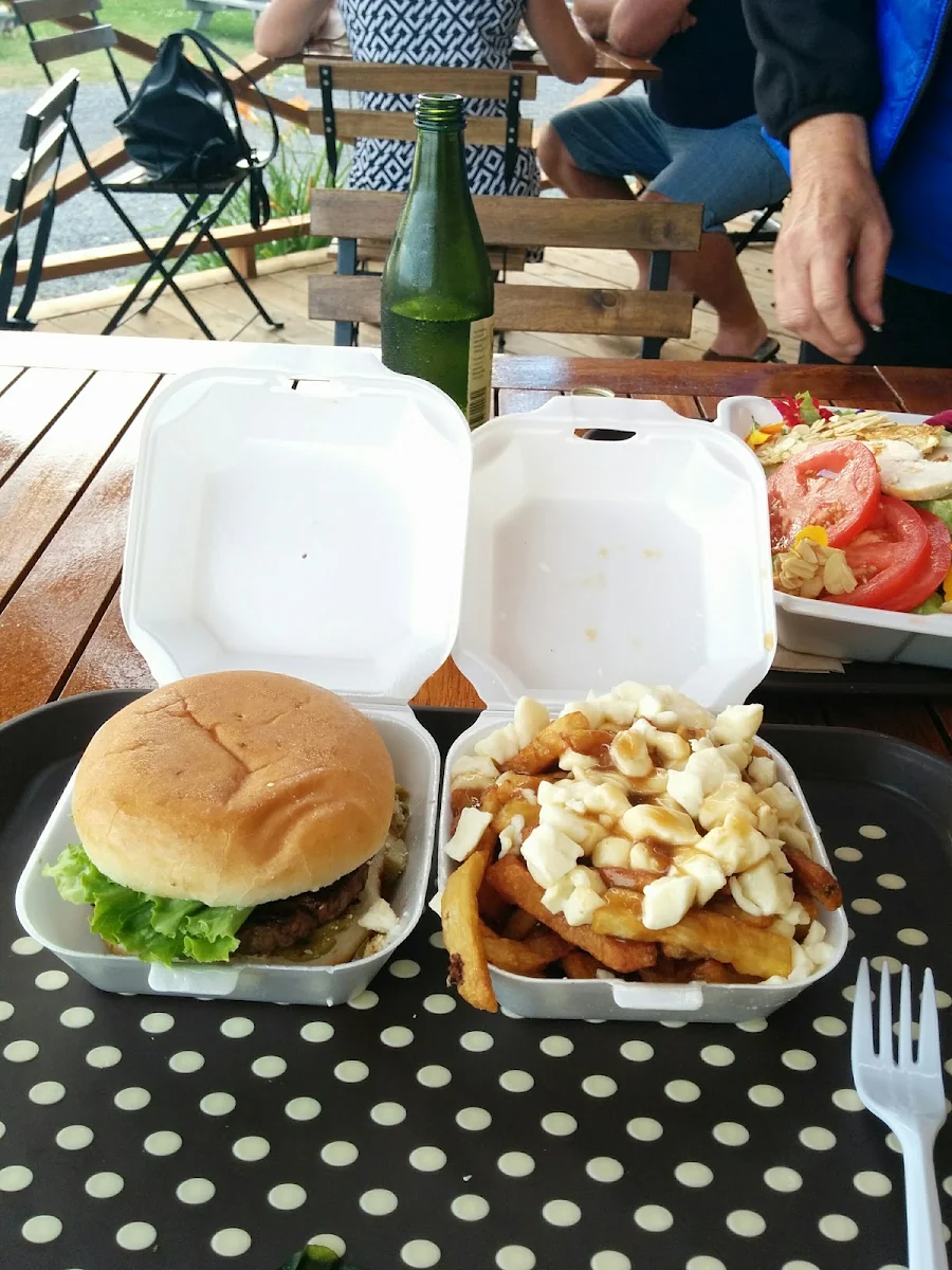 Burger and Poutine, Casse croute La halte gourmande