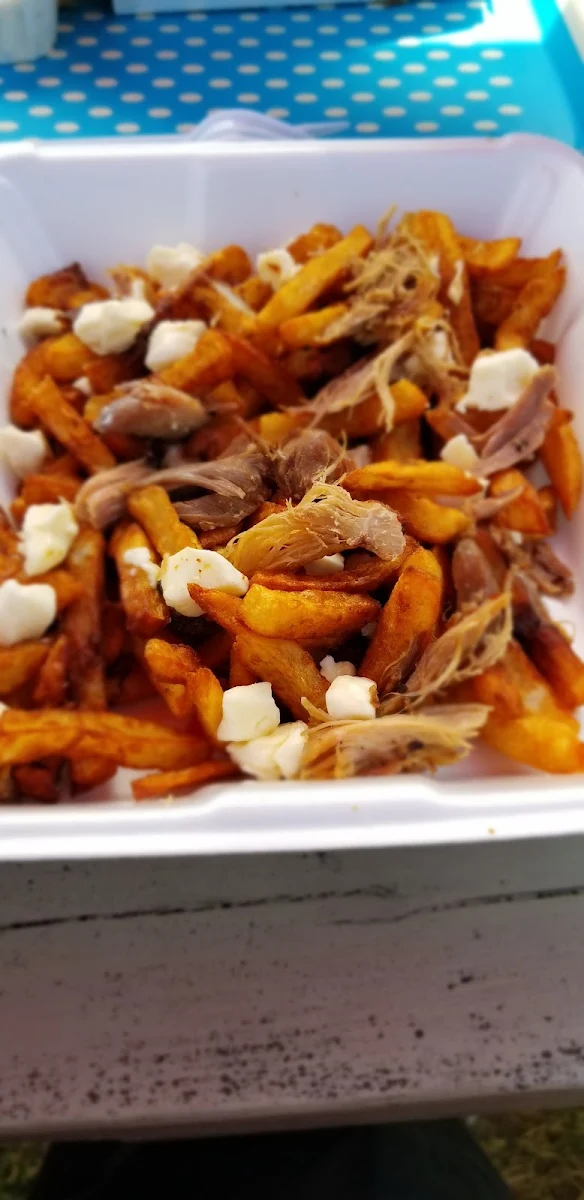 Poutine Au Canard Confit Et Sauce Au Vin, Casse croute La halte gourmande