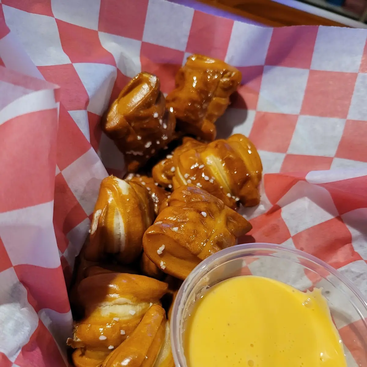 Pretzel Bites w Beer Cheese