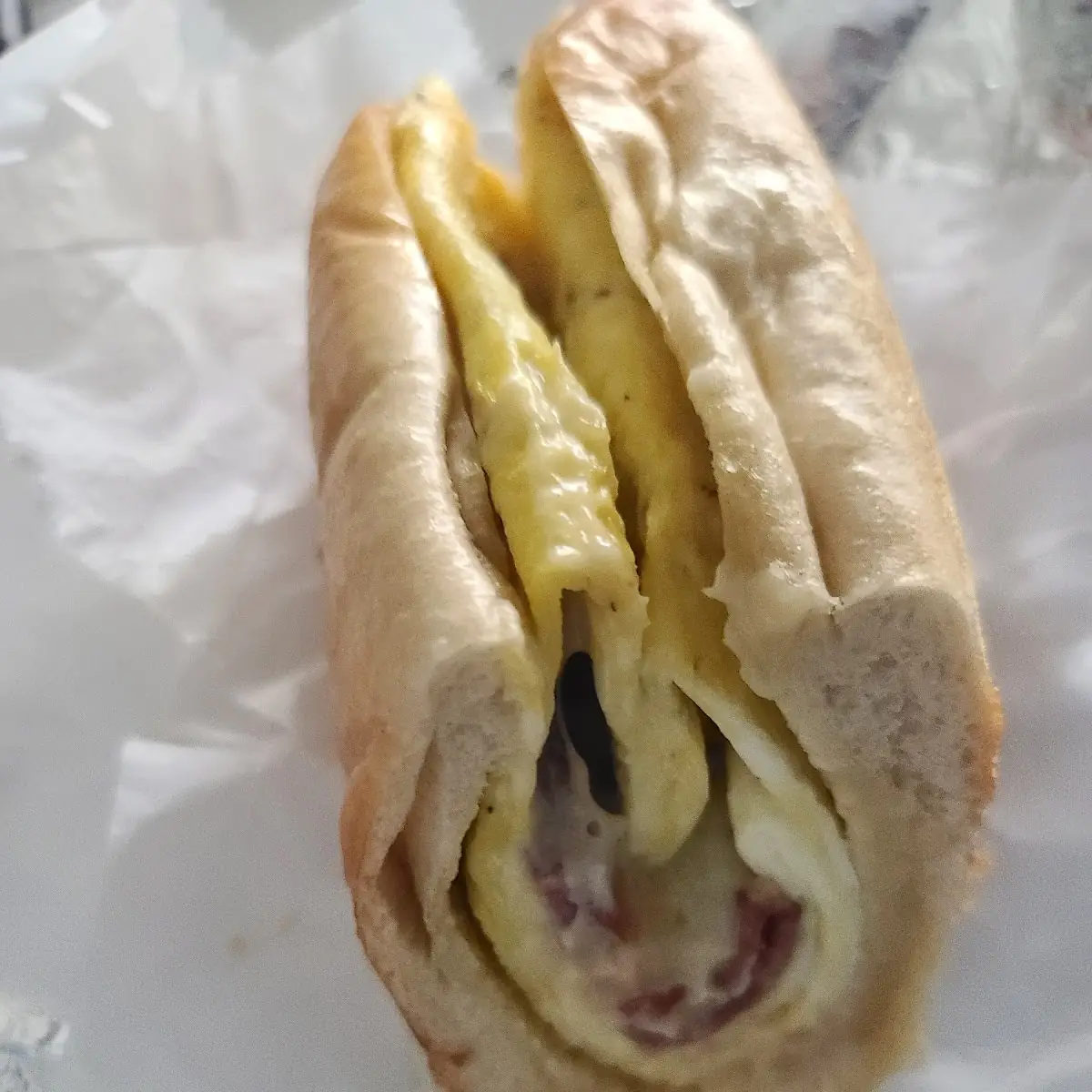 Tocino, Huevo y Queso (Sándwich) / Bacon, Egg & Cheese (Sandwich)