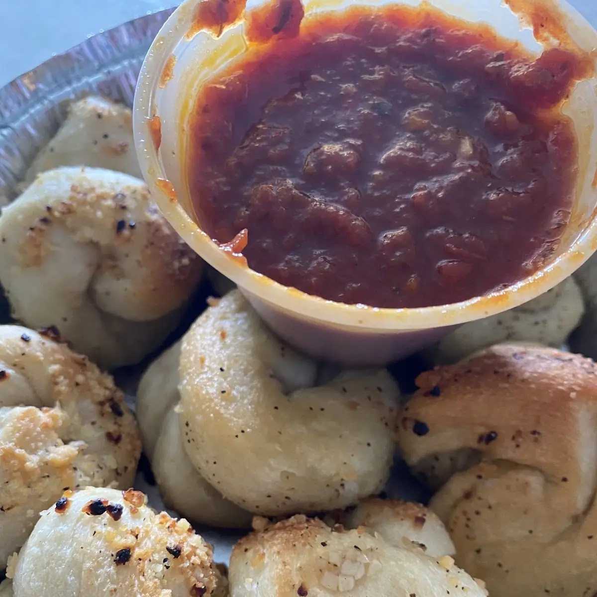 Garlic Knots 8 with Sauce