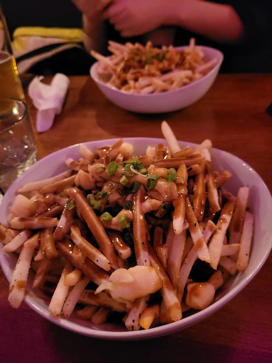 Poutine, Pinky's On Main