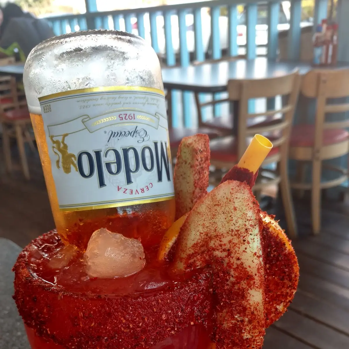 Super Michelada Con Modelo