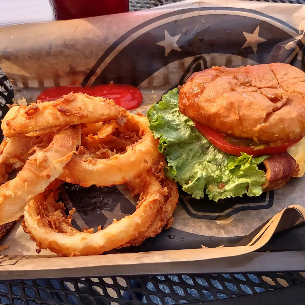 Cheeseburger with Onion Rings