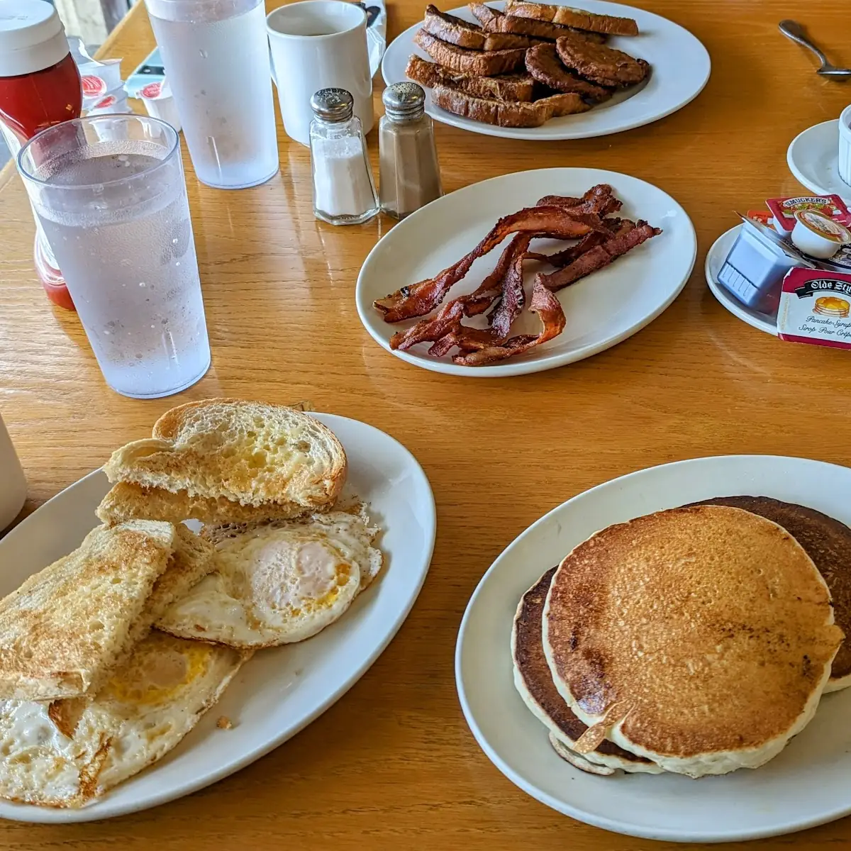 Pancakes and Eggs, Mae's Place