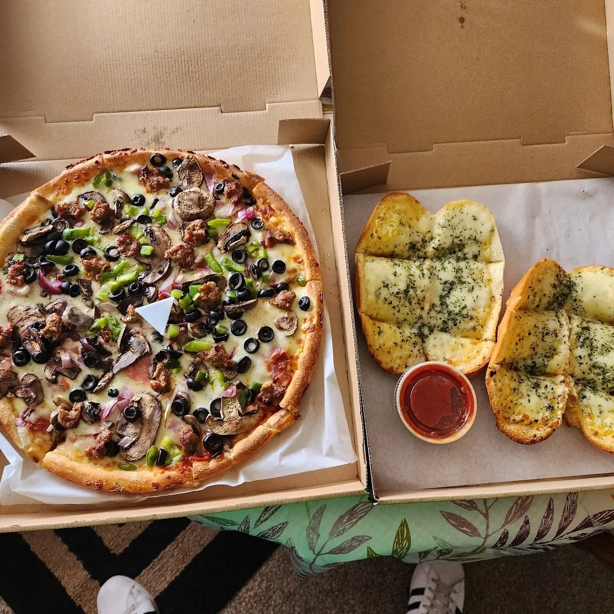 Chicago Combo Pizza and Cheese Bread