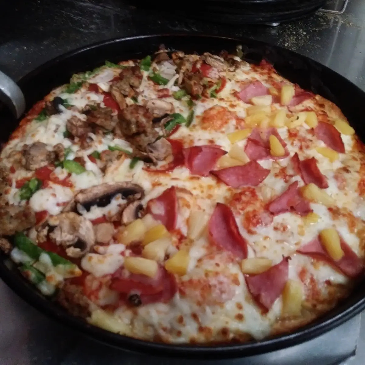 Pan Pizza Con Pollo Y Beico Jamon Y Piña