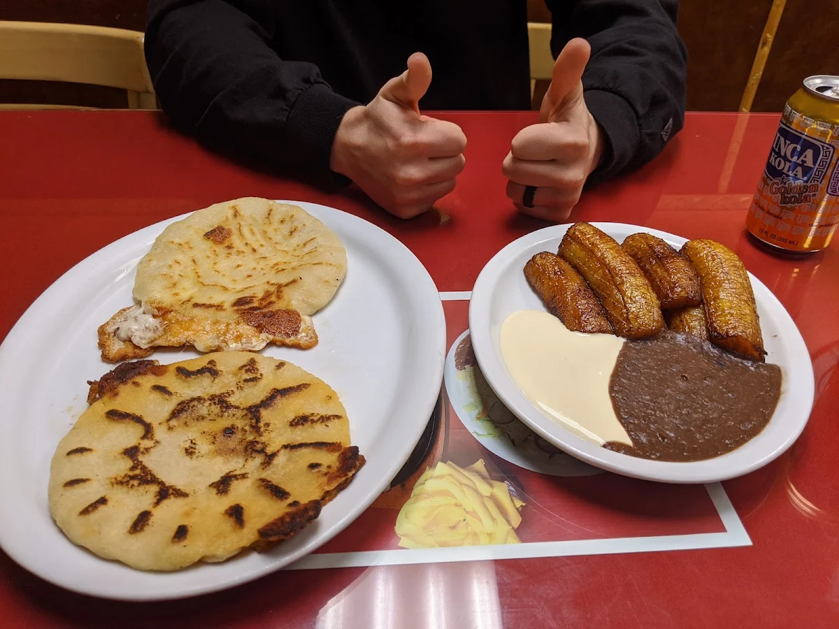 Pupusa Queso Con Frijoles