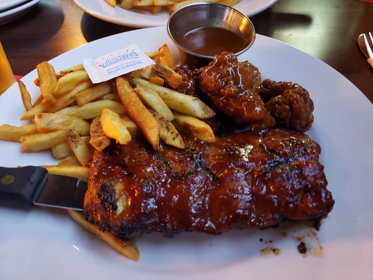 Highlights, Chuck's Roadhouse Bar and Grill