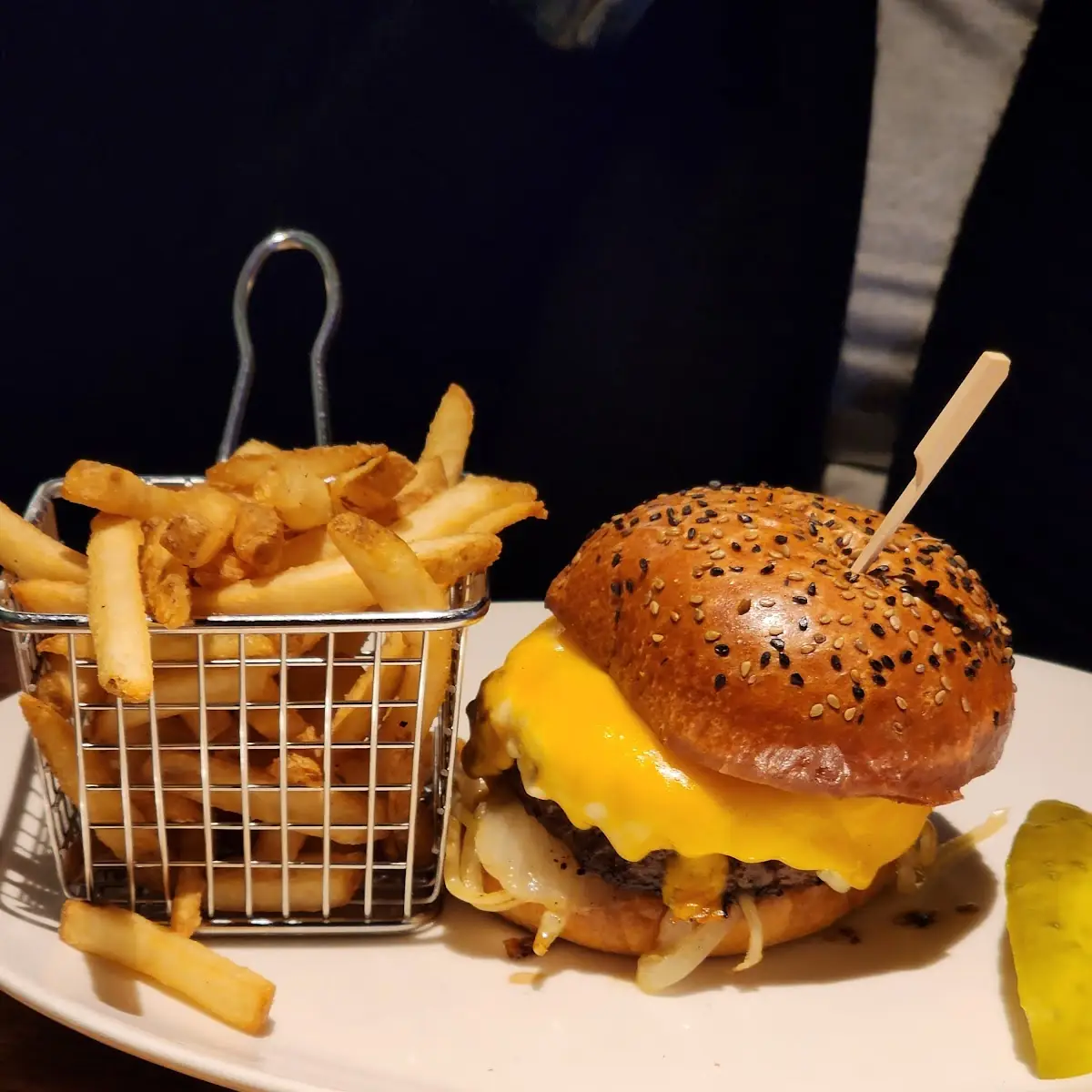 BBQ Bacon Burger w Fries