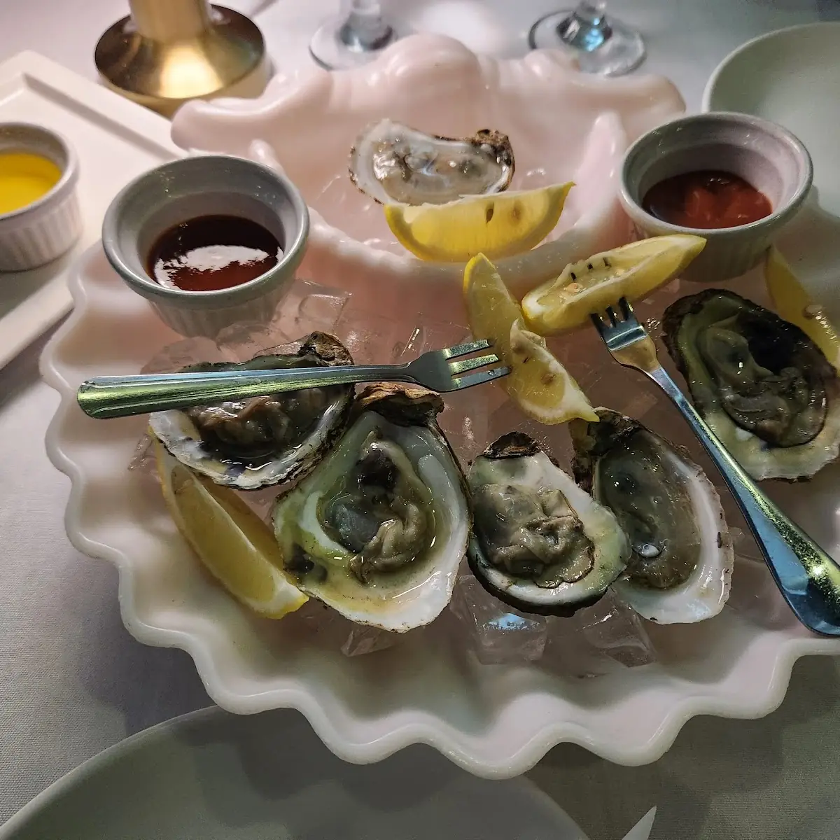 Fresh Oysters on Ice with Lemon
