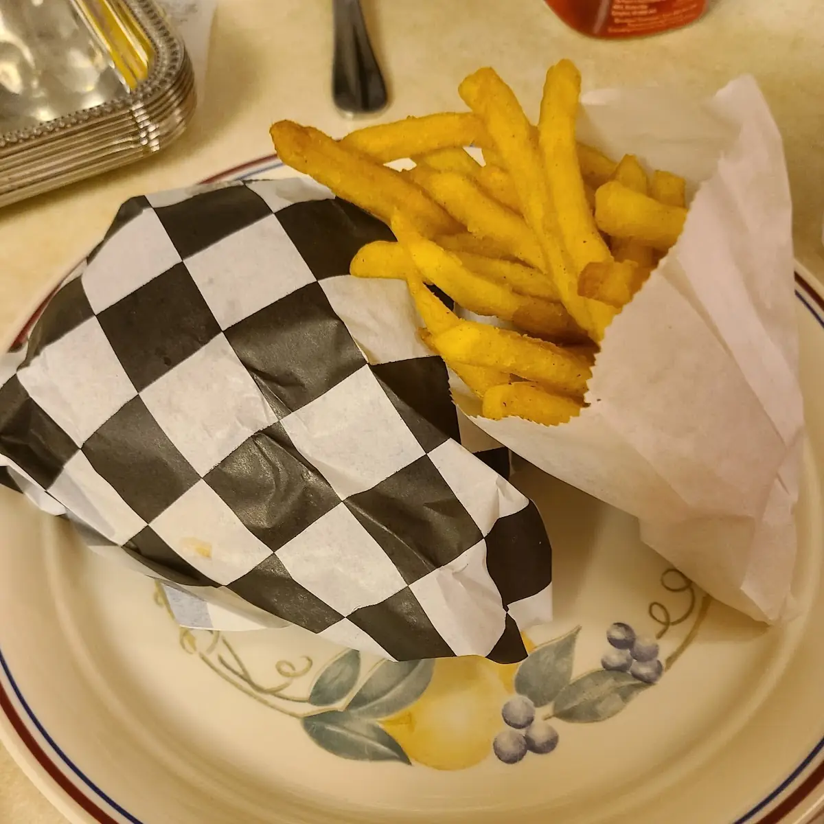 Cheese Burger w Fries