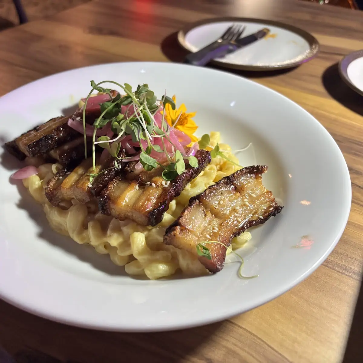 Pork Belly Con Macaronis Con Queso
