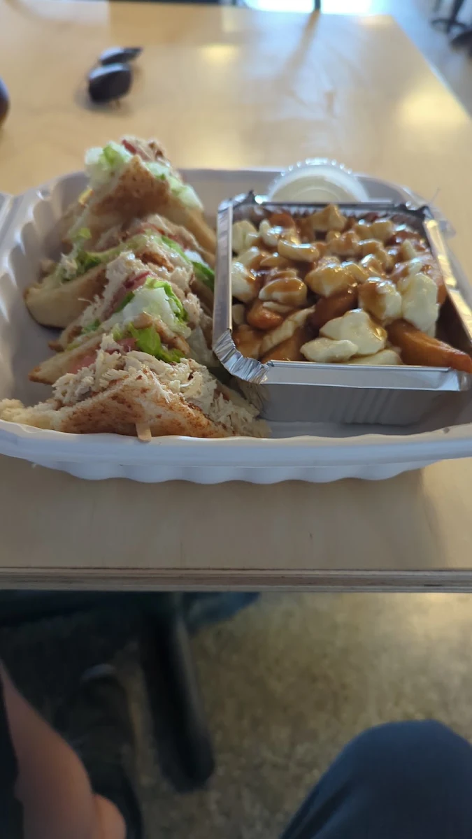 Club Sandwich Poutine, Casse-croûte Courteau St-Grégoire