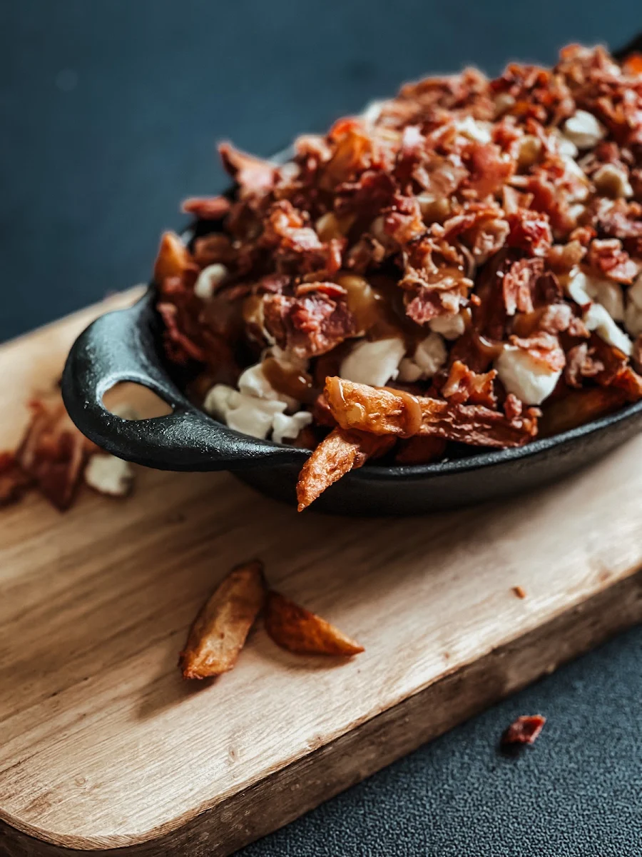 Poutine Carnivore, Casse-croûte Courteau St-Grégoire