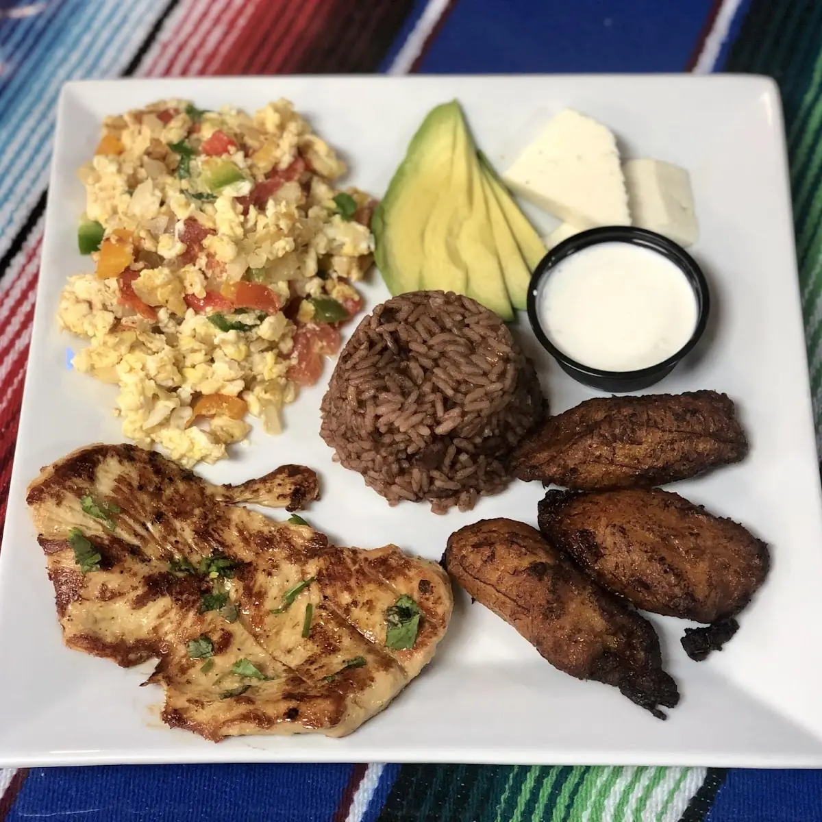 Desayuno Salvadoreño Con Pollo