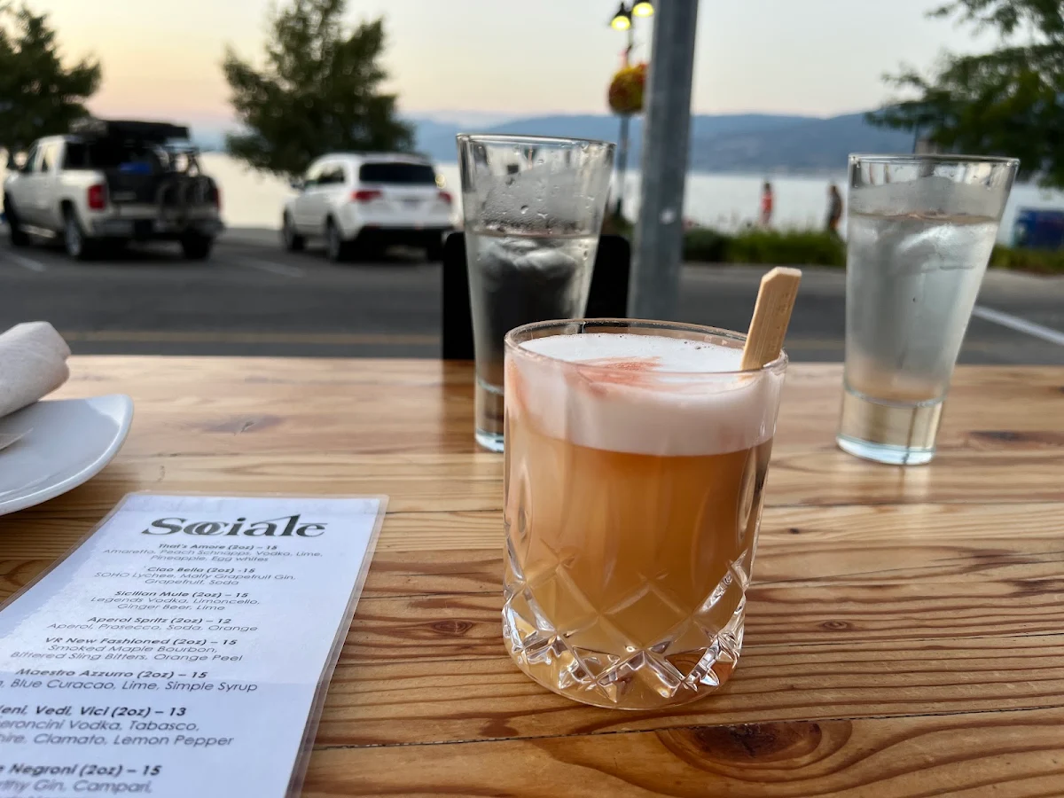 Amore Cocktail, Socialē