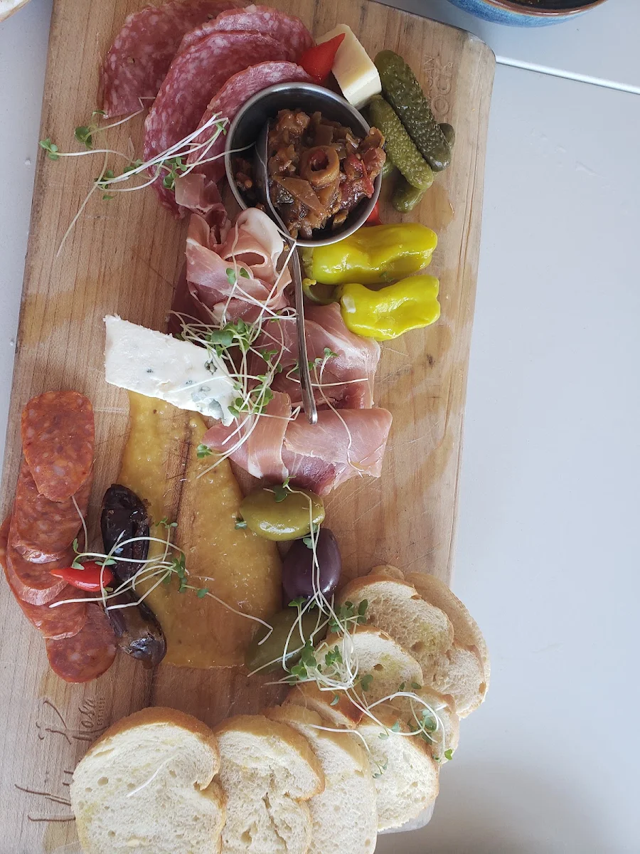 Antipasti Board, Socialē
