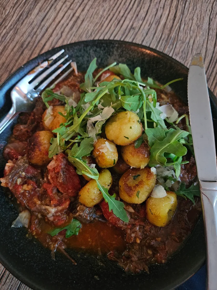 Beef Cheek Gnocchi, Socialē