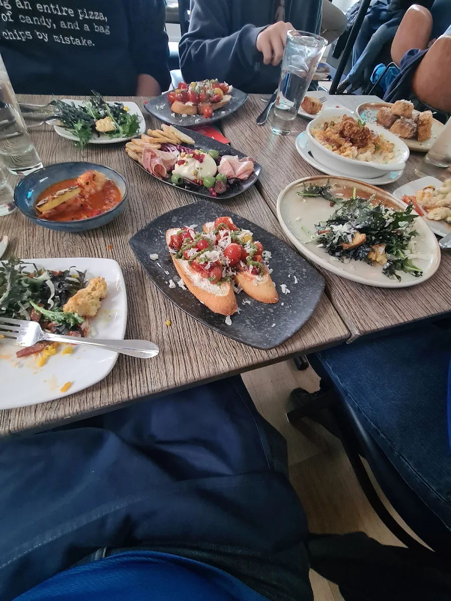 Caesar Salad and Calabria Prawns, Socialē