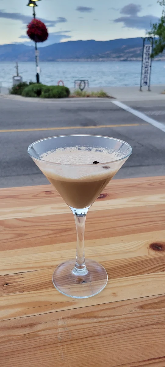 Chocolate Expresso Martini, Socialē