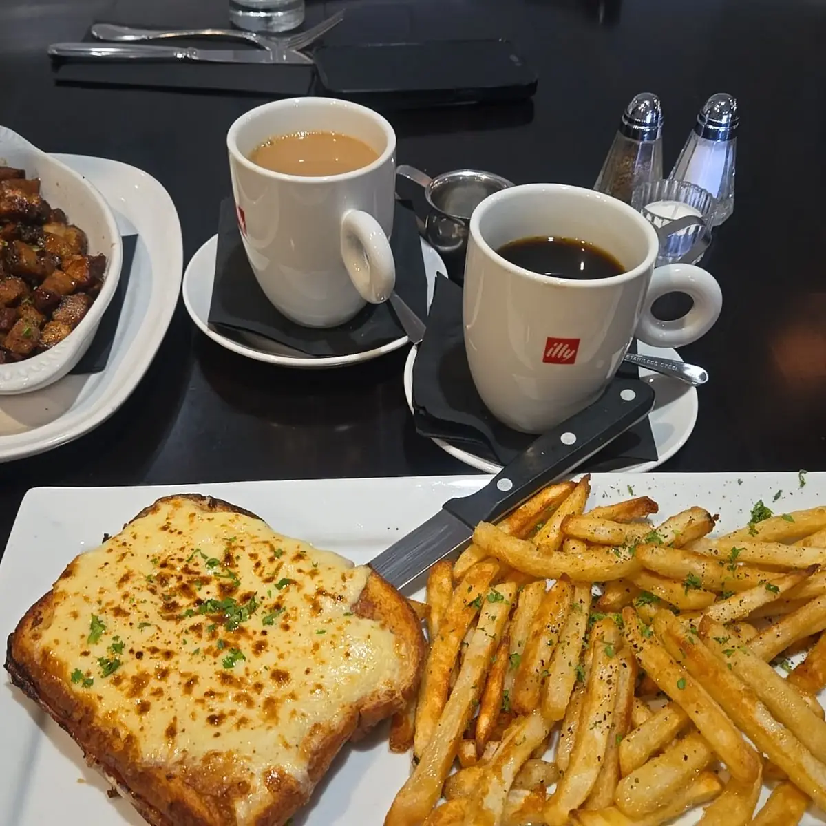 Sándwich and Fríes Coffee