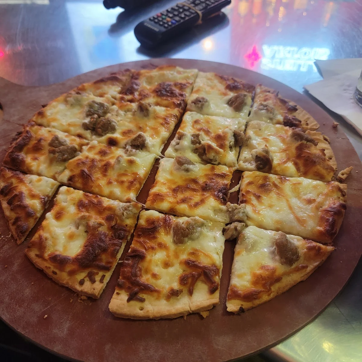 White Garlic Sausage Pizza