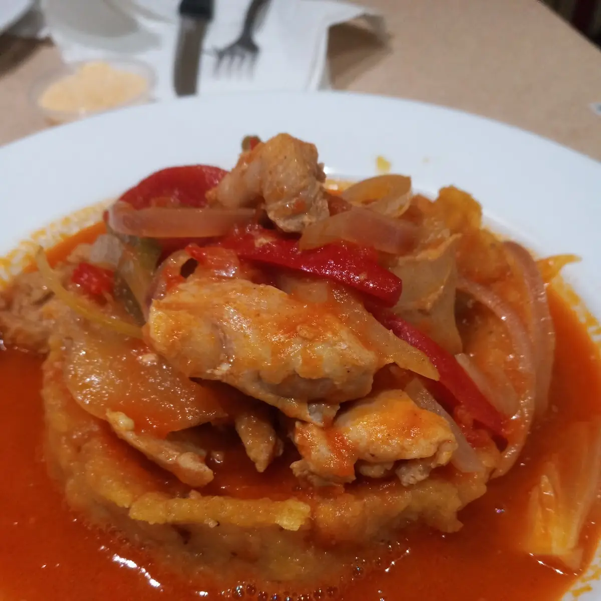 Mofongo Relleno De Pollo En Salsa Criolla