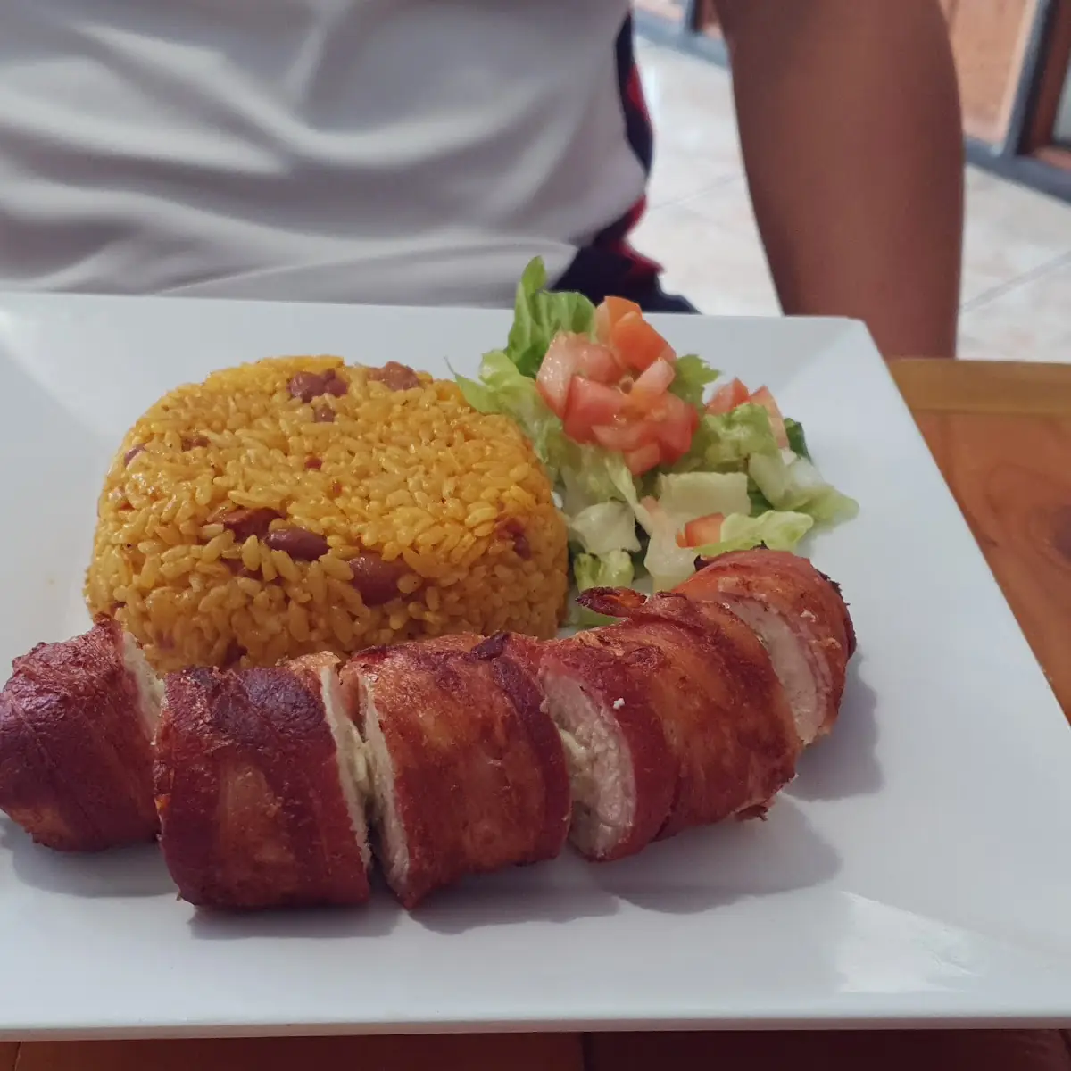 Arroz Mampostea'o Con Pechuga Rellena de Queso