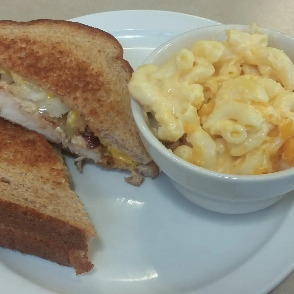 Grilled Chicken Melt with Mac and Cheese