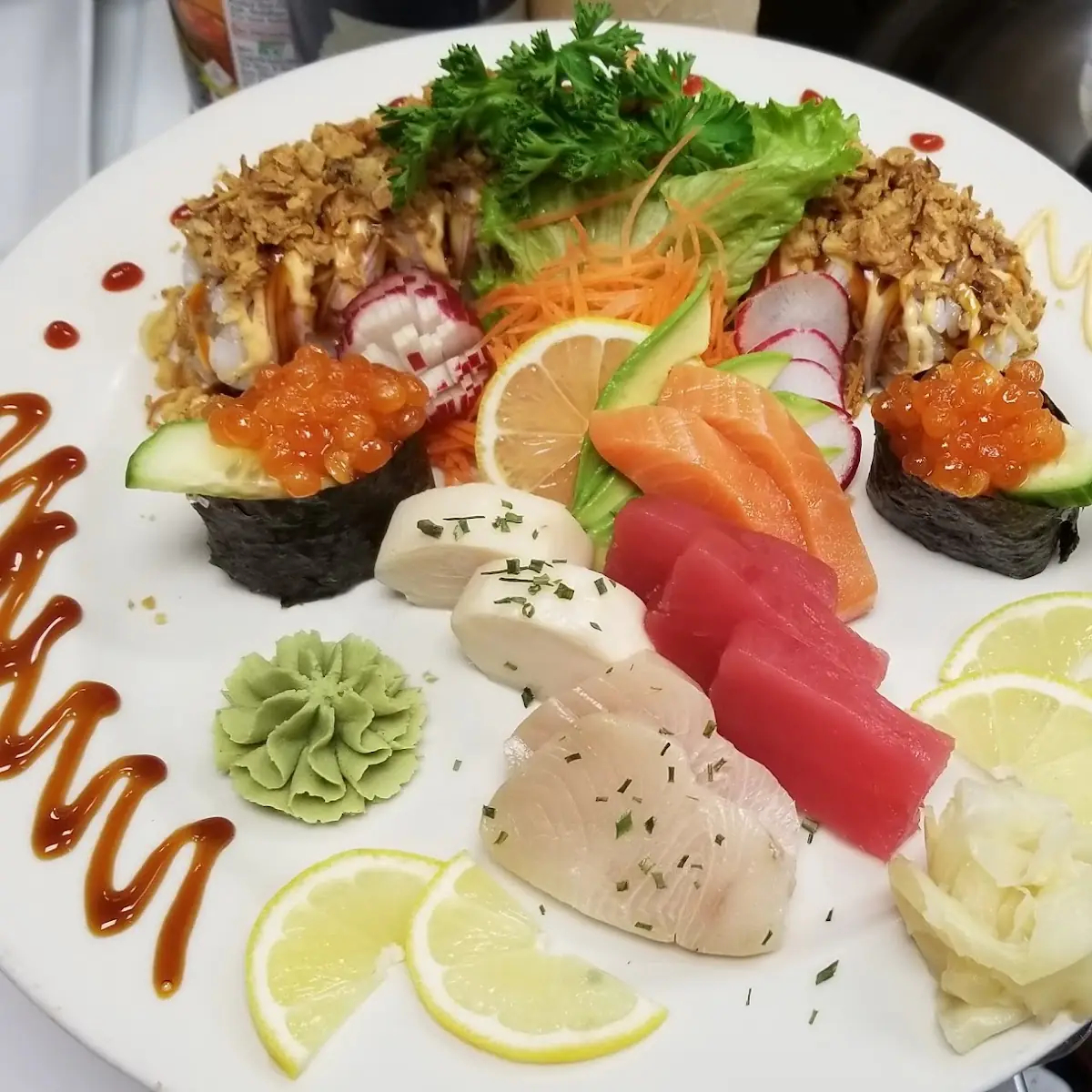 1 Roll w Sashimi Deluxe