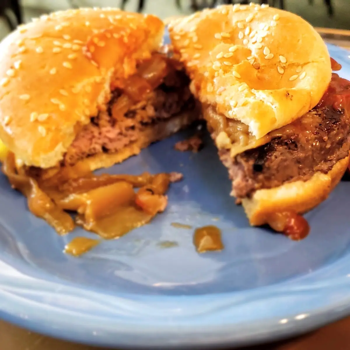 Burger w Grilled Onions
